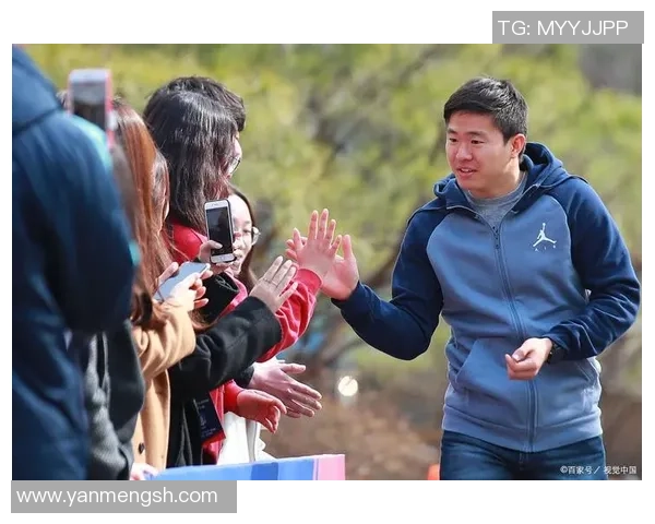 中国明星与足球明星同框瞬间展现跨界魅力与友谊的精彩时刻 中国明星与足球明星同框瞬间展现跨界魅力与友谊的精彩时刻