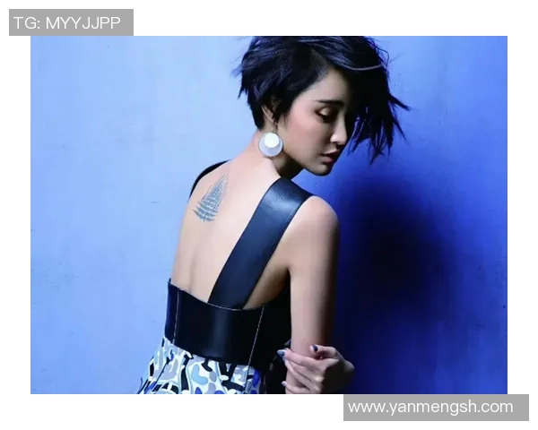 后背纹身与足球明星的女孩展现青春与梦想的完美结合